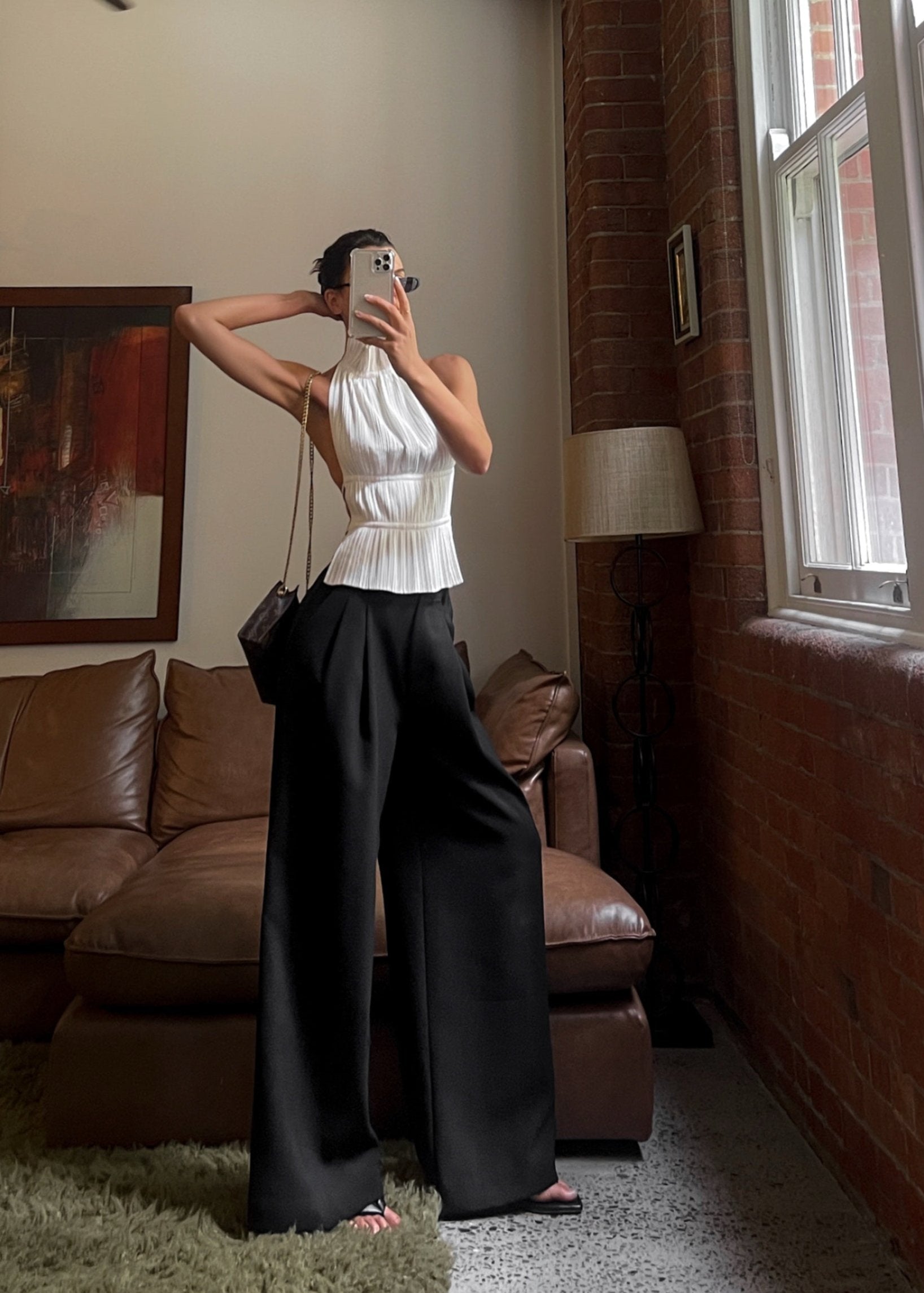 Nolana | Witte Plissé Backless Top – Racer Neck Design met Ruffles